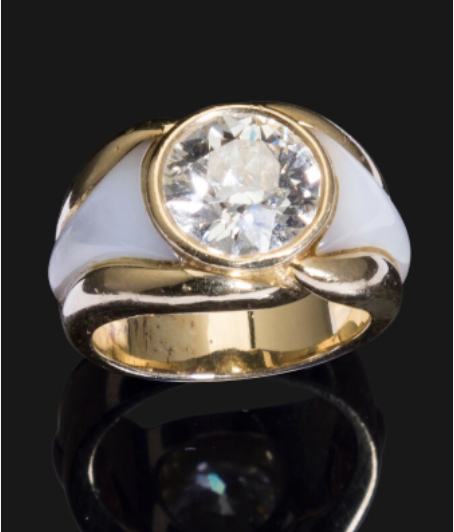 Bague en or 18K (750), ornée d'un diamant taille ancienne épaulé de nacre 