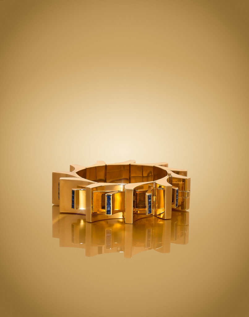 Bracelet Cartier (lot 157) en or et saphirs calibrés sur fond doré