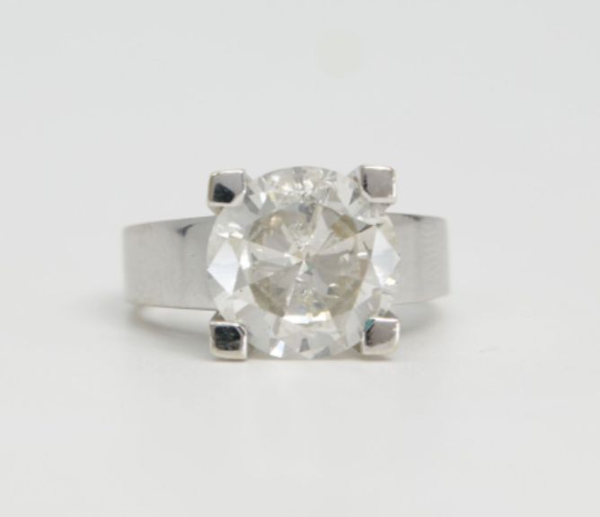 Bague en or gris 18K, ornée d'un diamant rond dee taille brillant pesant 5,01 cts 