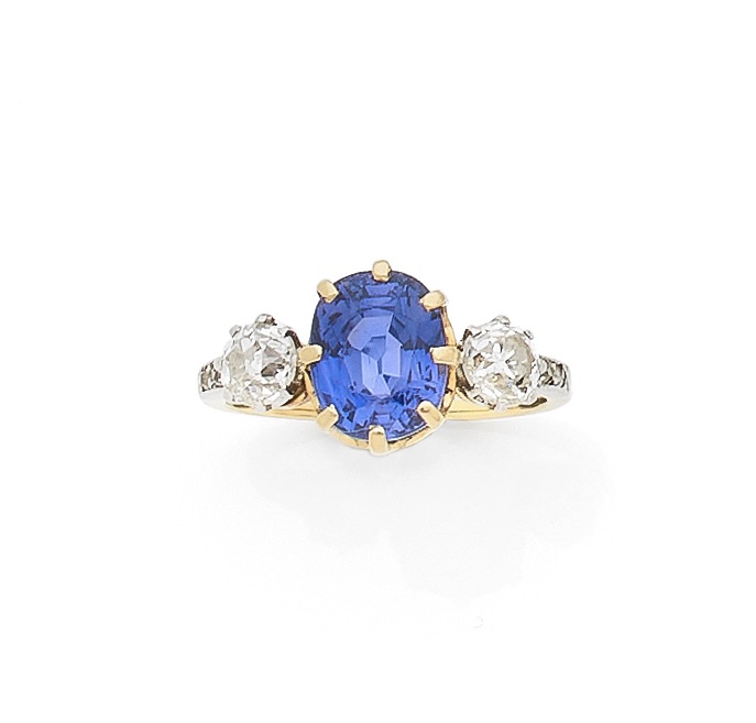 Bague sertie d'un saphir épaulé de deux diamants