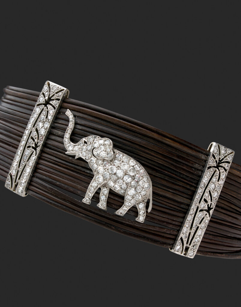 Bracelet en crin d'éléphant appliqué d'un motif d'éléphant serti de diamants